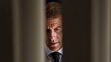 Francouzský prezident Emmanuel Macron eká na palestinského prezidenta Mahmúda...