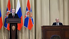 Ruský prezident Vladimir Putin pronáí projev, zatímco editel Federální...