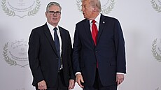 Prezident Donald Trump vítá britského premiéra Keira Starmera b�hem summitu v...
