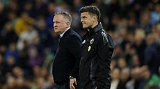 Sparanský asistent trenéra Severního Irska Diarmuid OCaroll (vpravo) v utkání...