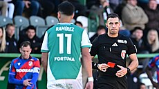 Sudí Jakub Wulkan ukazuje ervenou kartu Ericu Ramírezovi z Bohemians.