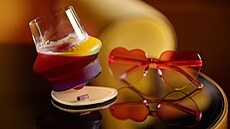 Elton John Cosmopolitan odkazuje na slavného britského hudebníka, který v...