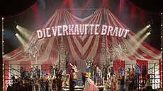 Scéna z inscenace Smetanovy Prodané nevsty ve Vídeské státní opee