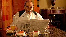 Sice puntiká, ale lidský. David Suchet jako Hercule Poirot v televizním...