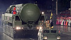 Novou mezikontinentální raketu Hwasong-20 na velké vojenské p�ehlídce...
