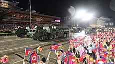 Novou mezikontinentální raketu Hwasong-20 na velké vojenské p�ehlídce...