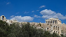Leení, které po tém 20 let zakrývalo západní fasádu Parthenónu, bylo...