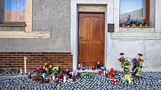 Lidé umístili kvtiny a svíky ped dm, ve kterém ila Dana Drábová. (18....