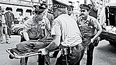 Chicagská policie p�evá�í t�lo ob�ti Rose Beck Davisové, rok 1982.