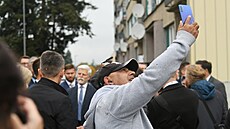 Prezident Petr Pavel se ve �luknov� pro�el sídli�t�m, které je sociáln�...