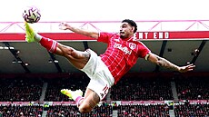 Morgan Gibbs-White akrobaticky zakonuje na bránu Chelsea.