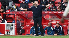 Trenér Nottinghamu Ange Postecoglou nebyl spokojený se hrou svému týmu v zápase...