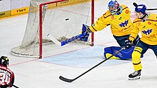 eskobudjovický branká Strme sleduje puk míící za jeho záda z hole sparana...