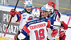 Hokejisté Pardubic se radují z trefy ve východo�eském derby.