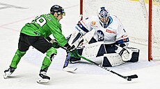 Mladoboleslavský Moses se snaí vyzrát na gólmana Brízgalu.