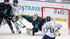 Dominik Frodl se marn� natahuje na vítkovickou st�elu.