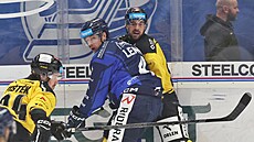 Vítkovický Leahy svádí u mantinelu souboj s Josefem Jíchou.