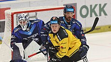 Marek Hrivík z Vítkovic odclání Michala Guta z Litvínova.