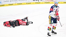 Zranný Petr Haek z Hradce Králové a Tomá Dvoák z Pardubic.