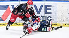 Luká Radil z Hradce Králové uniká Johnovi Ludvigovi.