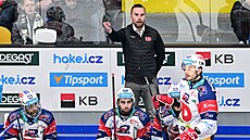 Pardubický trenér Filip Peán gestikuluje na rozhodí.