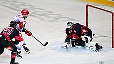 Sparanský gólman Ková zasahuje proti stele Valentina Grosseteta z Grenoblu.