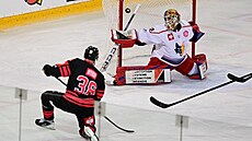 Tomá Hyka neúspn zakonuje proti bránkai Grenoblu Pintariovi.