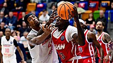 Jaquan Lawrence z Nymburku (vlevo) brání Lionela Gaudouxe z Elanu Chalon.