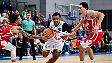 Jhamir Brickus z Nymburku proniká pes defenzivu Chalonu.