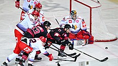 Sparané Pospíil a Eberle se snaí procpat ped bránu Grenoble.