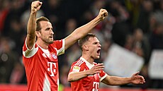 Hary Kane slaví trefu do sít� Borussie Dortmund.