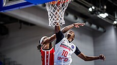 Sir Jabari Rice za�ídil ko�em z poslední vte�iny prodlou�ení.