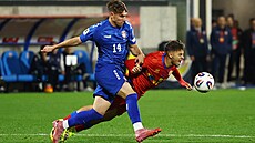 Srb Mihajlo Cvetkovic (vlevo) petlail andorského Adriho da Cunhu.