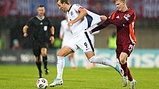 Loty Tonisevs se snaí zastavit Harryho Kanea.