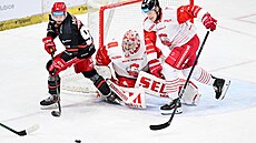 Michal Hrádek (v bílém) se snaí získat kotou.