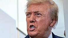 Americký prezident Donald Trump odpovídá na otázky noviná�� na palub� letadla...