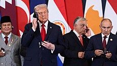 V pop�edí Donald Trump po slavnostním podepsání mírové dohody mezi palestinským...