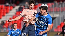 Pardubický záloník Milan Lexa (vlevo) v hlavikovém souboji s Michalem...