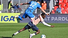 Mladoboleslavský obránce Filip Matouek fauluje ze ervenou kartu unikajícího...