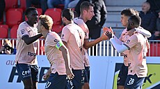 Pardubití fotbalisté se radují z gólu, který vstelil Abdullahi Tanko (vpravo).
