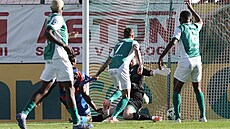 Plzeský útoník Rafiu Durosinmi zblízka skóruje v utkání proti Bohemians.