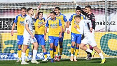 Teplický branká Matou Trmal slaví se spoluhrái chycenou penaltu v utkání...