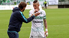 Nový karvinský trenér Marek Jarolím dává v peruené he pokyny kapitánovi...