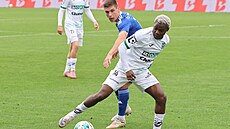 Karvinský záloník Emmanuel Ayaosi se snaí obejít olomouckého obránce Jiího...