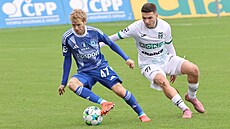 Olomoucký záloník Michal Beran (vlevo) si kryje mí ped Rokem tormanem z...