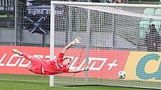 Olomoucký branká Jan Koutný se vrhá po míi, který minul levou ty.