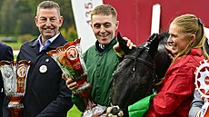 Keith Donoghue se Stumptownem s trofejí pro vítze Velké pardubické