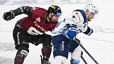 Brn�nský Adam Zbo�il vede puk p�ed Aaronem Irvingem ze Sparty.