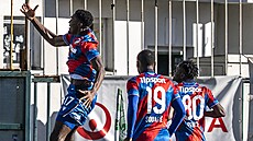 Plzeský útoník Rafiu Durosinmi slaví se svými spoluhrái vstelený gól.