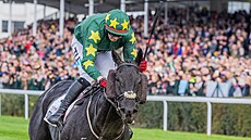 Irský okej Keith Donoghue v sedle Stumptowna si jede pro vítzství ve Velké...